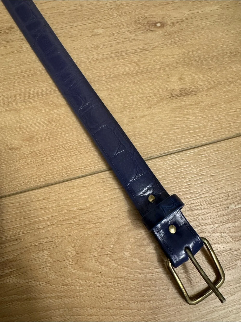 ✨💙VTG Women’s 80’s Blue Leather Croc-Embossed Gold Buckle Minimalist Belt